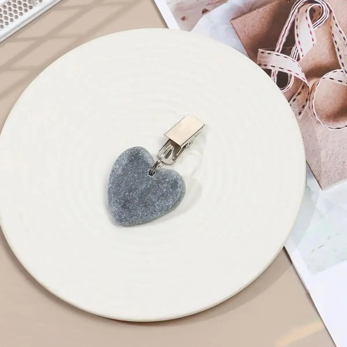 8-pack - Heart-shaped grey tablecloth weights with metal clip - Tablecloth stand and hanger stone Wholesale Hub