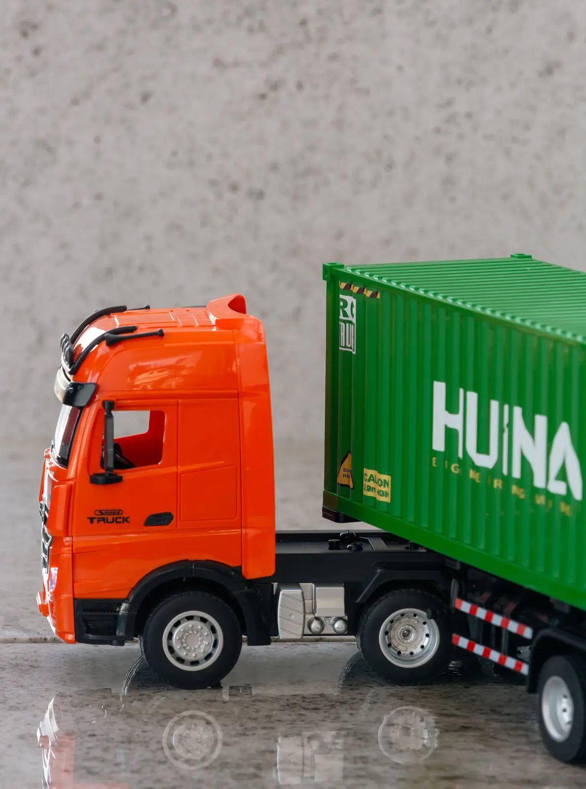 1:18 Scale 9-Channel Alloy Remote Control Container Truck with Lights & Sound for Indoor Play Wholesale Hub