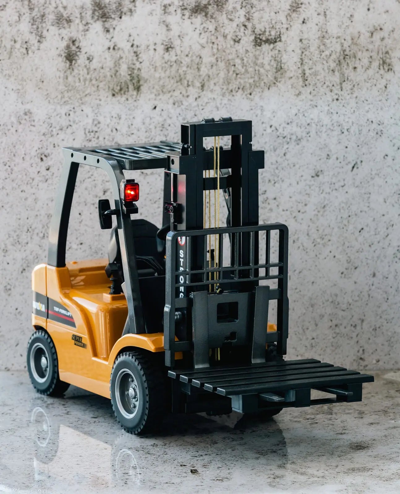 1:10 Scale 2.4G 8-Channel Metal Remote Control Forklift Construction Vehicle with Lifting Function & Sound Wholesale Hub