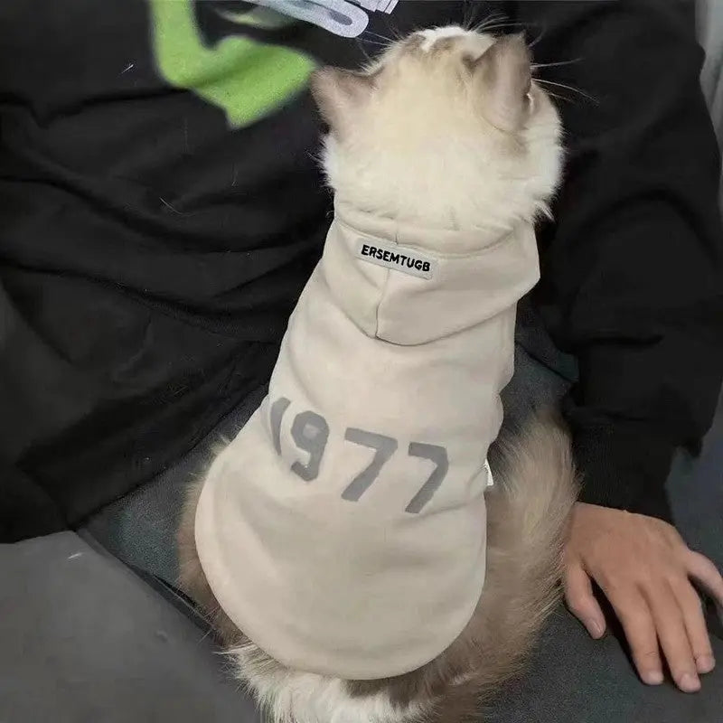 2-Pack L sizeTrendy Pet Hoodie with "1977" Print - Warm Winter Wear for Cats and Small Dogs - with Plush Lining - Beige and Dark Grey Wholesale Hub