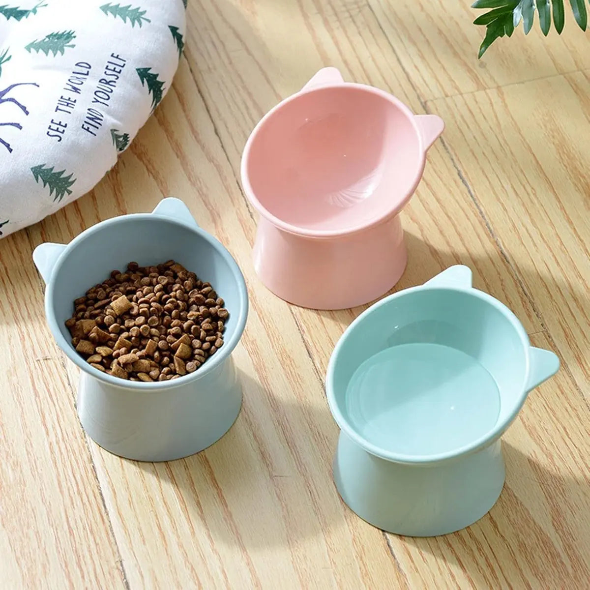Cat bowl - Non-slip feeder - Tilting bowl - Anti-vomiting - Angled design - Blue - Perfect for cats - Indoor use - Pet accessories - Pink Wholesale Hub